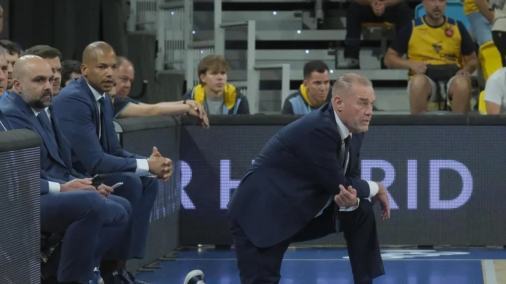 Néstor ‘Che’ García, entrenador del Granca, arrodillado en la banda siguiendo el choque ante el Girona.