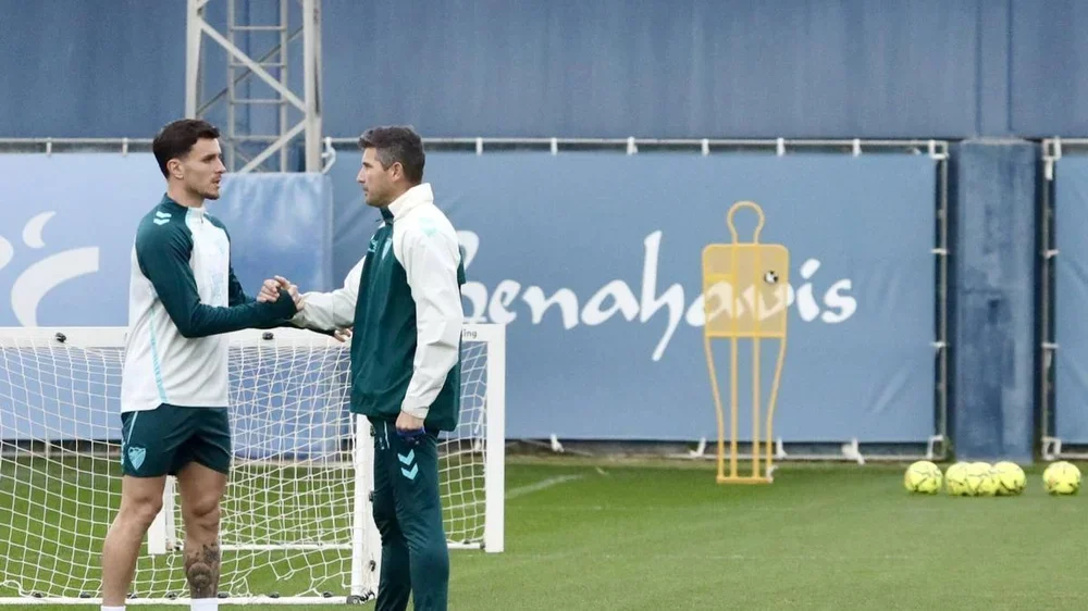 Funes conversa con Murillo en un entrenamiento del Málaga CF.